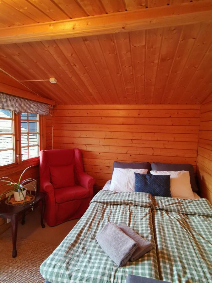 Timber Cottages With Jacuzzi And Sauna Near Lake Vaenern Карлстад Экстерьер фото