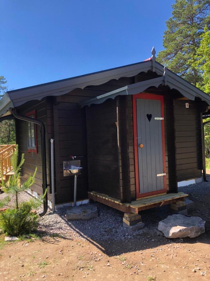 Timber Cottages With Jacuzzi And Sauna Near Lake Vaenern Карлстад Экстерьер фото
