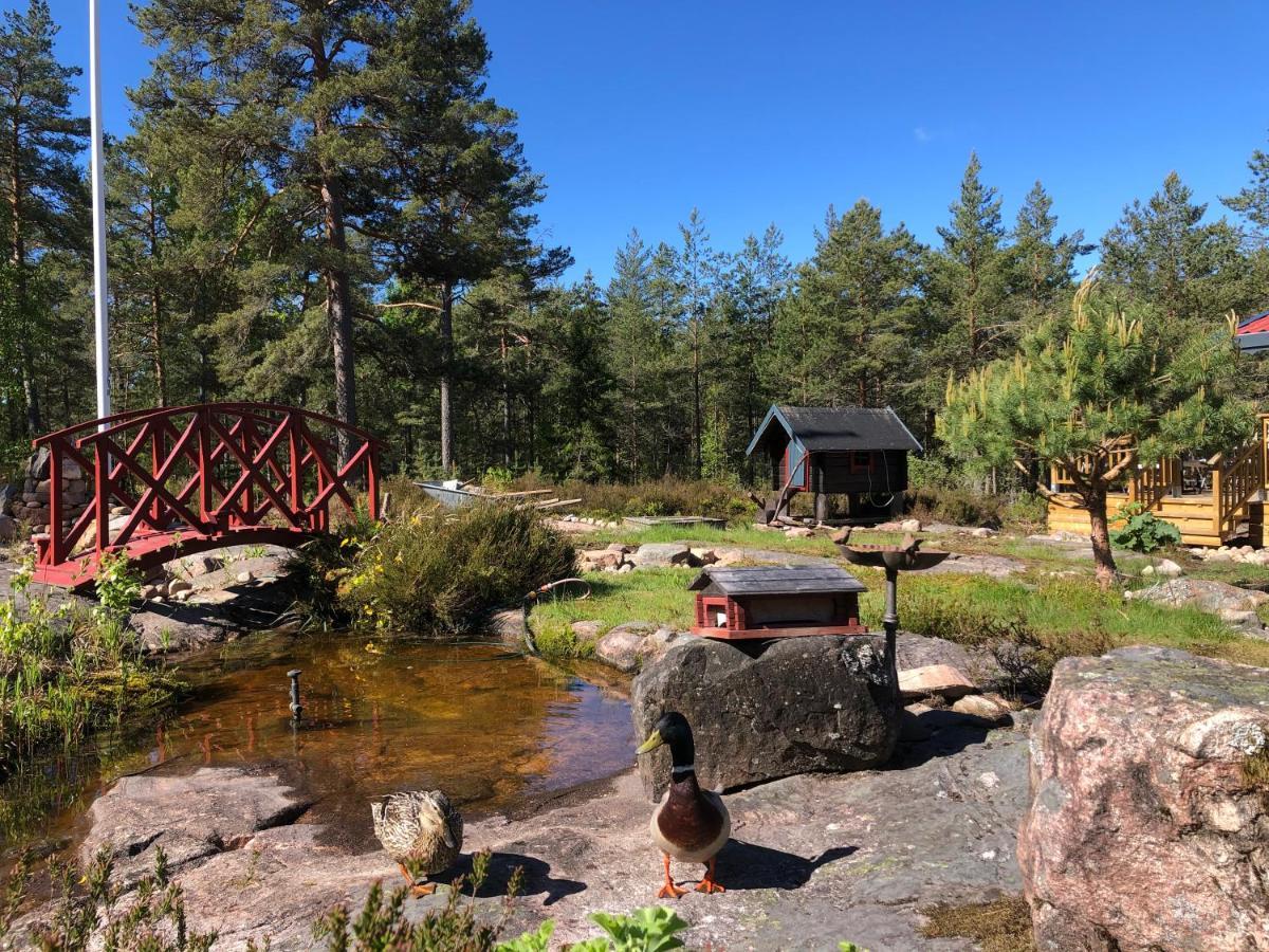 Timber Cottages With Jacuzzi And Sauna Near Lake Vaenern Карлстад Экстерьер фото
