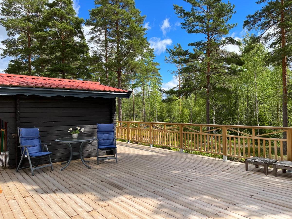 Timber Cottages With Jacuzzi And Sauna Near Lake Vaenern Карлстад Экстерьер фото