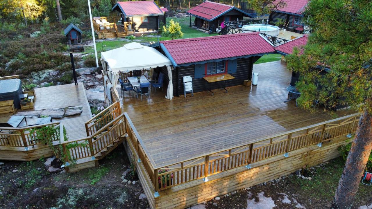 Timber Cottages With Jacuzzi And Sauna Near Lake Vaenern Карлстад Экстерьер фото