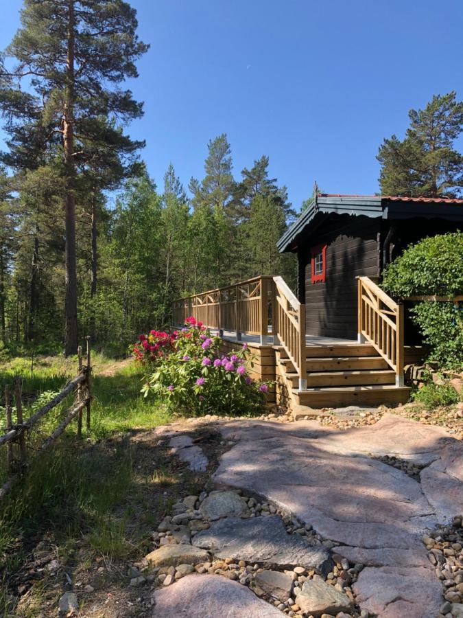 Timber Cottages With Jacuzzi And Sauna Near Lake Vaenern Карлстад Экстерьер фото