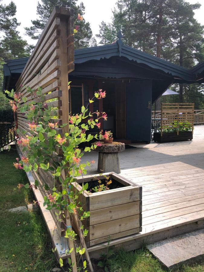Timber Cottages With Jacuzzi And Sauna Near Lake Vaenern Карлстад Экстерьер фото