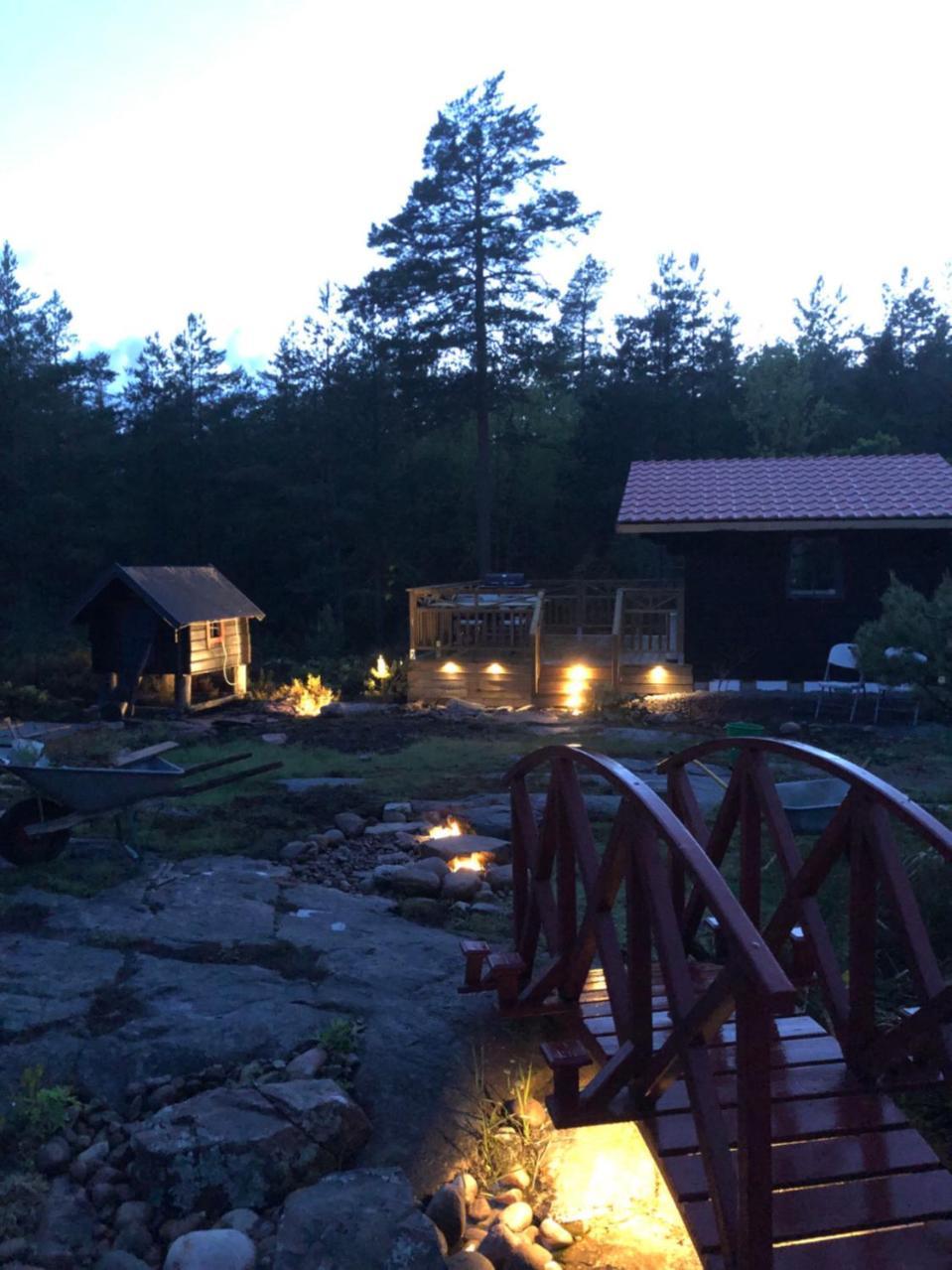 Timber Cottages With Jacuzzi And Sauna Near Lake Vaenern Карлстад Экстерьер фото