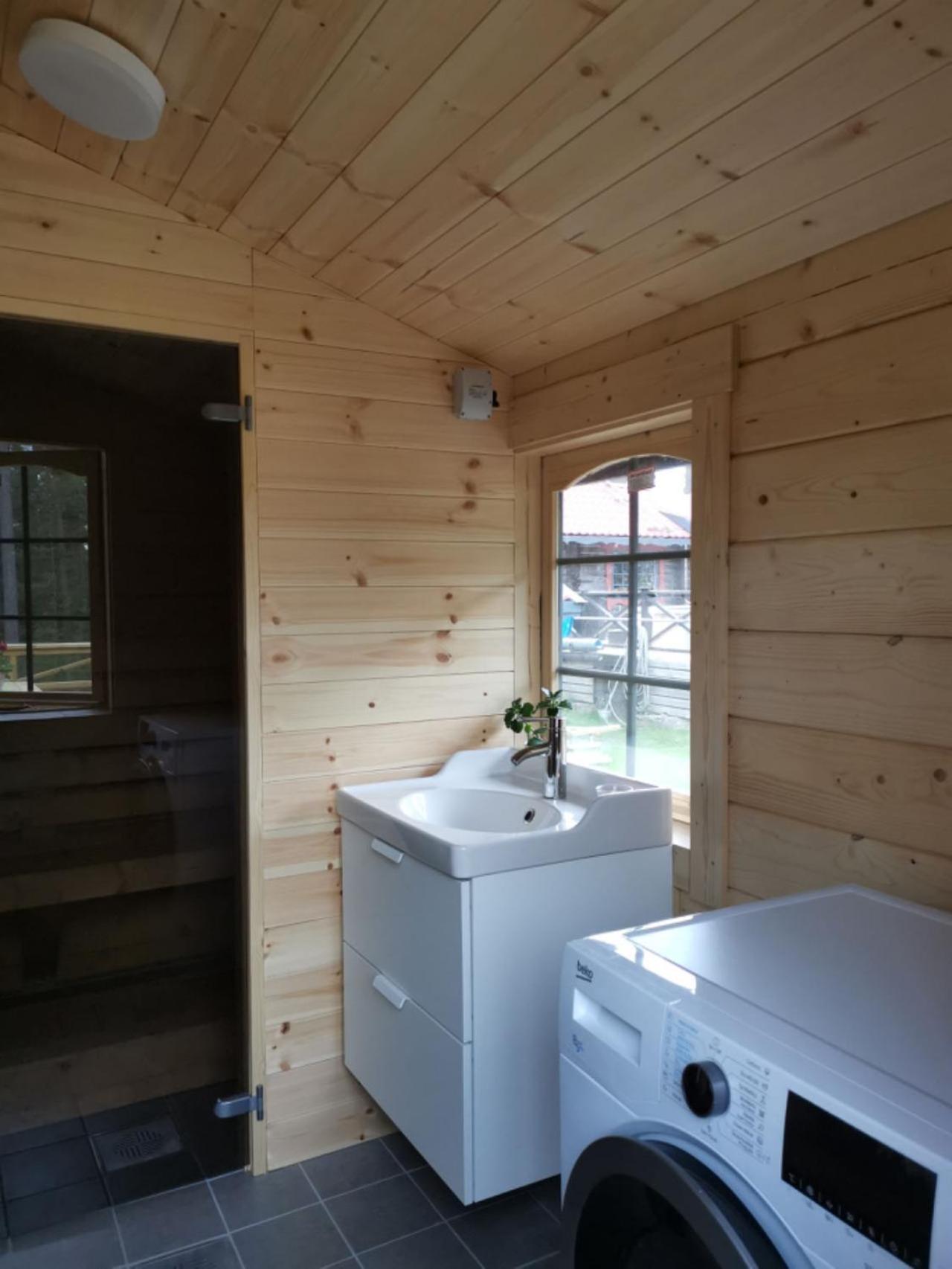 Timber Cottages With Jacuzzi And Sauna Near Lake Vaenern Карлстад Экстерьер фото