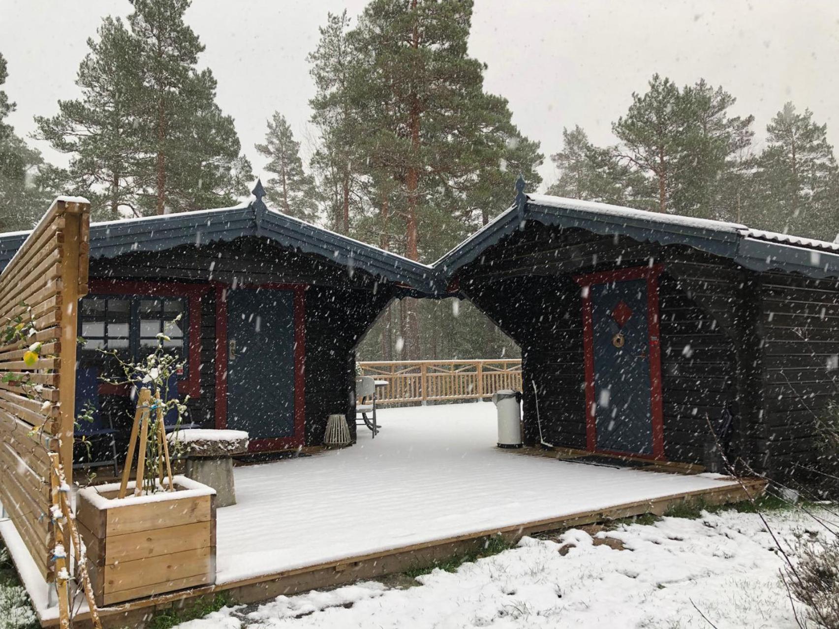 Timber Cottages With Jacuzzi And Sauna Near Lake Vaenern Карлстад Экстерьер фото